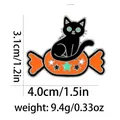 Vista dettagliata della spilla smaltata gatto di Halloween su caramella con misure e peso - Gatto seduto su una caramella (C2749-2)
