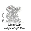 Detailansicht der Maße der Hasenbrosche mit Strass: 2,9 cm Höhe und 2,3 cm Breite - Silber Hockernder Hase Stil (2731-19-SI)