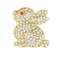 Goldene Hasen-Brosche mit weißen Kristallen und einem roten Strass-Auge auf weißem Grund - Gold Hockernder Hase Stil (2731-19-GO)