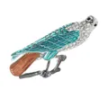 Adler-Brosche mit blaugrünen Emaille-Flügeln und funkelnden Strasssteinen auf Weiß - Cyanfalke Falkenstil (C2746-21)