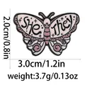 Schmetterling-Emaille-Brosche in Rosa und Weiß mit She They Pronomen-Design - She/They Weiß-Rosa Schmetterling (C2740-9)