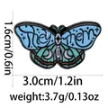 Blau-grüne Emaille-Schmetterlingsbrosche mit They/Them Text und Maßangaben - They/them Blau-Grüner Schmetterling (C2740-8)