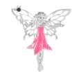 Elegante broche de hada plateada con vestido de esmalte rosa y varita mágica sobre fondo blanco - Hada con Vestido Rosa (Tono Plateado)