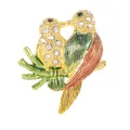 Broche pic vert colorée avec fini doré, ailes en émail et cristaux scintillants - Oiseaux Doubles Rouge Vert Doré