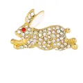 Hasen-Brosche mit Goldbasis, weißen Strasssteinen und rotem Kristallauge - Gold Laufender Hase Stil (C2746-2)