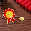 Makroaufnahme einer rot-goldenen Emaille-Belohnungsnadel mit Daumen hoch und Text - Gib dein Bestes! (C2659-5)