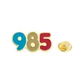 Spilla in smalto dorato con design numero 985 e chiusura a farfalla in metallo - 985 Stile Merito (C2652-3)