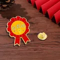Detaillierte Nahaufnahme einer rot-goldenen Verdienstmedaille mit Motivationsspruch - Du bist großartig (C2659-6)