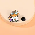 Pin's chat scientifique orange avec lunettes et tubes à essai sur support beige - Style Chat Orange Scientifique (C2677-3)