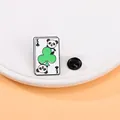 Emaille panda poker klaveren koning speld met een zwarte rubberen sluiting - Panda Klaveren K(C2673-3)