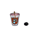 Cartoon-Kaffee-Emaille-Anstecker mit rosa Deckel und blauen Eiswürfeln auf Weiß - Eiskaffee-Stil (C2710-1)