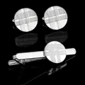 Detail von Krawattenklammer und Manschettenknöpfen aus Silber mit Kreuzgittermuster - Silbernes Gitter-Set (AD2540)