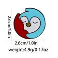 Detail of round penguin enamel pin with dimensions of 2.6cm and weight of 4.9g - Penguin Style (C2822-10)