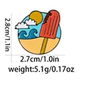 Detalle de pin de esmalte playero con medidas 2,8x2,7 cm y diseño de polo de helado - Estilo Redondo Paisaje Playa Helado (C2819-3)