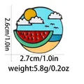 Detalle del pin de esmalte veraniego con diseño de sandía que muestra medidas y peso real - Estilo Redondo Paisaje Playa Sandía (C2819-1)