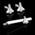 Detailansicht der silbernen Space Shuttle Manschettenknöpfe und Krawattennadel auf Schwarz - Poliert Silber Space Shuttle Set (AD2546)