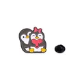 Spilla smaltata con coppia di pinguini e cuore rosso, include chiusura in gomma nera - Stile Pinguino (C2702-1)