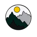 Aimant de frigo rond avec paysage de montagnes et soleil jaune en vert et gris - Style Paysage De Montagne (BXT0001-4)