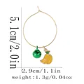 Détail de créoles dorées avec un pendentif vert brillant et un charm en forme de banane - Style Banane Verte (Z1345-2)