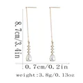 Dettaglio orecchini lunghi a catena dorata con perle e pendente in zircone misure - Stile Zircone Goccia d'Acqua Oro (F1570-3)