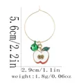 Détail d'une boucle d'oreille pomme avec clochette verte et dimensions du produit - Style Pomme (Z1345-4)