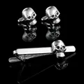 Poliertes silbernes Totenkopf-Manschettenknopf- und Krawattenklammer-Set für Herren - Totenkopf-Stil Set (AD2537)