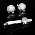 Silbernes Krawattennadel- und Manschettenknopf-Set mit geometrischer Muschelstruktur - Silbernes Muschel-Set (AD2543)
