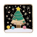 Broche sapin de Noël en émail avec flocons dorés et étoile sur fond noir élégant - Sapin de Noël Carré (Fond Noir)