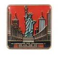 Broche carrée de New York avec Statue de la Liberté sur fond rouge et cadre en métal doré - New York Statue de la Liberté