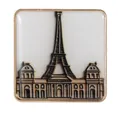 Broche carrée rétro Tour Eiffel avec cadre doré sur fond blanc pur et élégant - Tour Eiffel Paris