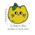 Dettaglio della spilla smaltata gatto limone giallo con misure di dimensioni e peso - Stile Gatto Limone (C2959)