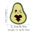 Spilla smaltata a forma di avocado con cuore marrone e indicazioni sulle dimensioni - Stile Avocado Abbraccio Cuore (C2958)