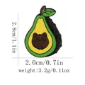 Dettaglio della spilla smaltata gatto avocado con dimensioni 2,8x2,0cm e peso 3,2g - Stile Gatto Avocado (C2954)