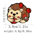 Broche hérisson en émail de dessin animé tenant une pomme rouge, taille 3x2,6 cm - Hérisson (C2993-1)