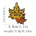 Broche feuille d'érable en émail avec texte de Thanksgiving en jaune et orange - Feuille d'Érable (C2993-2)