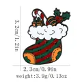 Broche chaussette de Noël en émail avec canne en sucre et détails de boîte cadeau - Style Chaussette de Noël Rayée (C2989-4)