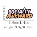 Socially Awkward emaille speldje met roze en oranje letters op zwarte achtergrond - Socially Awkward Stijl (C2992-2) / Roze Oranje