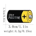 Batterijvormige emaille speld met Stay Positive tekst in zwart en geel metaal - Stay Positive Batterij Stijl (C2992-3) / Zwart en Geel