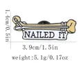 Broche en émail amusante en forme d'os avec texte Nailed It et dimensions précises - Style NAILED IT (C3017-1)
