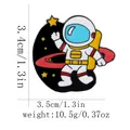 Pin de esmalte de astronauta con detalles de planetas y medidas del producto - Estilo Astronauta Saludando(C3037-2)
