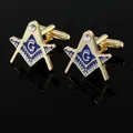 Détail de boutons de manchette maçonniques dorés avec logo G émaillé bleu et cristal - Boutons de manchette
