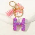 Portachiavi lettera H in resina viola con paillettes, nappa rosa e ciondolo a farfalla - Alfabeto H (D1414-H)