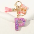 Portachiavi con lettera P in resina viola con nappa rosa e ciondolo a farfalla oro - Alfabeto P (D1414-P)