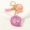 Portachiavi lettera Q in resina con paillettes rosa viola, farfalla e nappa rosa - Alfabeto Q (D1414-Q)