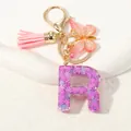 Portachiavi con lettera R viola, ciondolo a farfalla rosa e paillettes scintillanti - Alfabeto R (D1414-R)