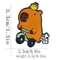 Emaille Capybara speld op de fiets met Be Free tekst, variant van 3,3 cm hoogte - Be Free Stijl (C3069-2)