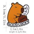 Emaille speld van Capibara met Good Lucky-banner en sociaal media +1-symbool - Good Lucky Stijl (C3069-4)