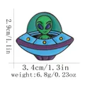 Detailansicht der Alien-UFO-Emaille-Nadel mit Maßen von 2,9 cm Höhe und 3,4 cm Breite - C3075-1