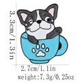 Spilla in smalto Bulldog Francese in tazza blu con dettagli su altezza e larghezza - Stile Bulldog Caffè (C3076-3)