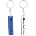Dettaglio dei portachiavi rettangolari blu e bianchi con incisione Wherever you go - Set di Portachiavi per Coppia con Slogan Emozionale Bianco e Blu (D1280)